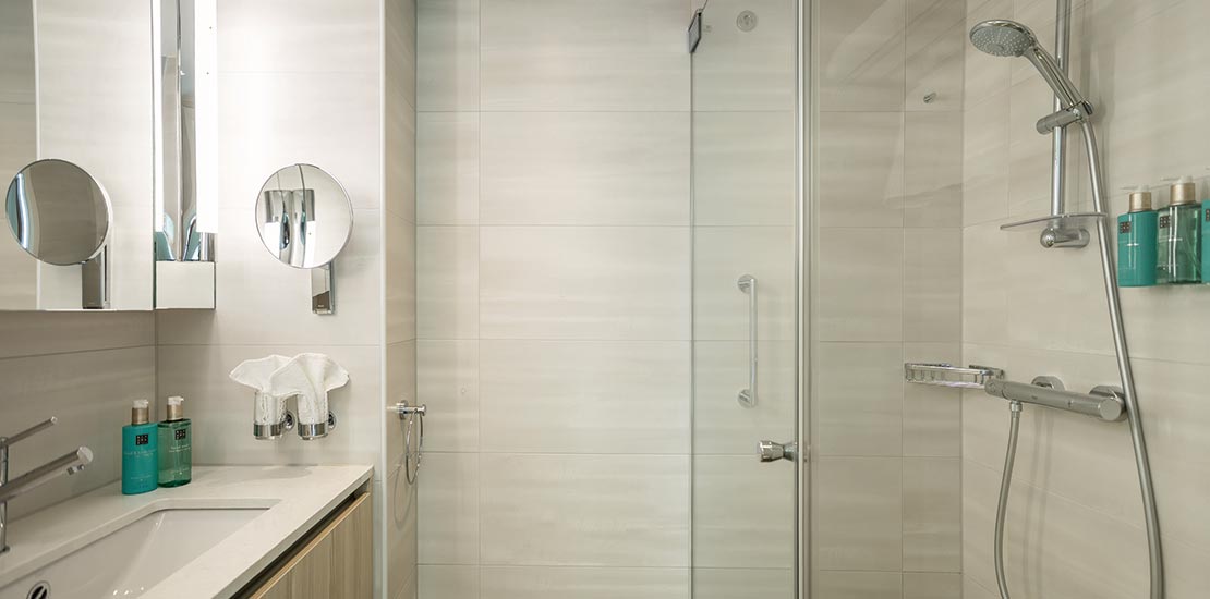 A Deluxe Cabin bathroom